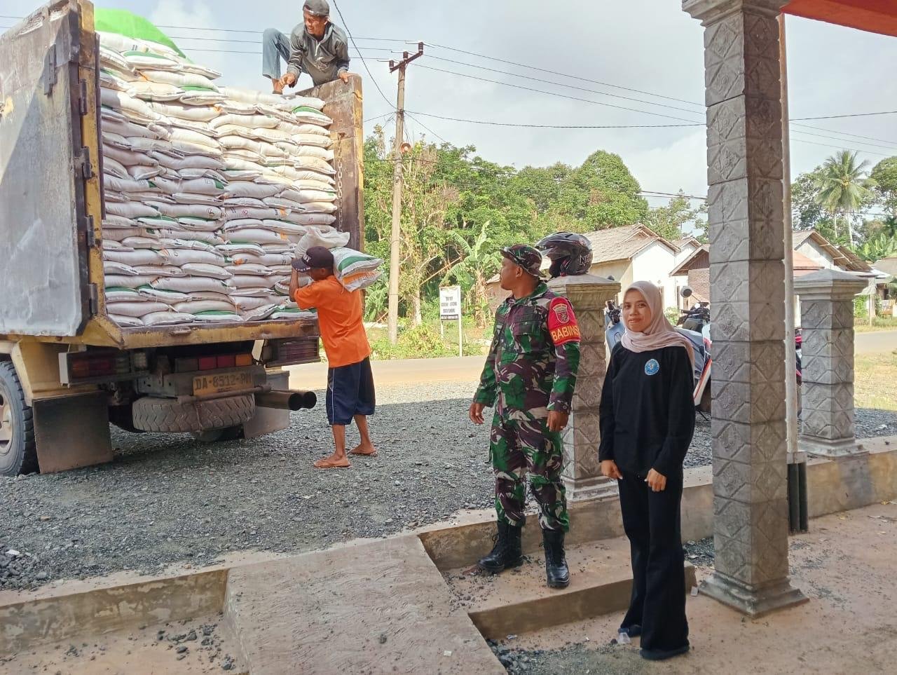Bantu Kelancaran Kegiatan Babinsa Jajaran Kodim 1009/Tla Kawal Pendistribusian Bantuan Pangan