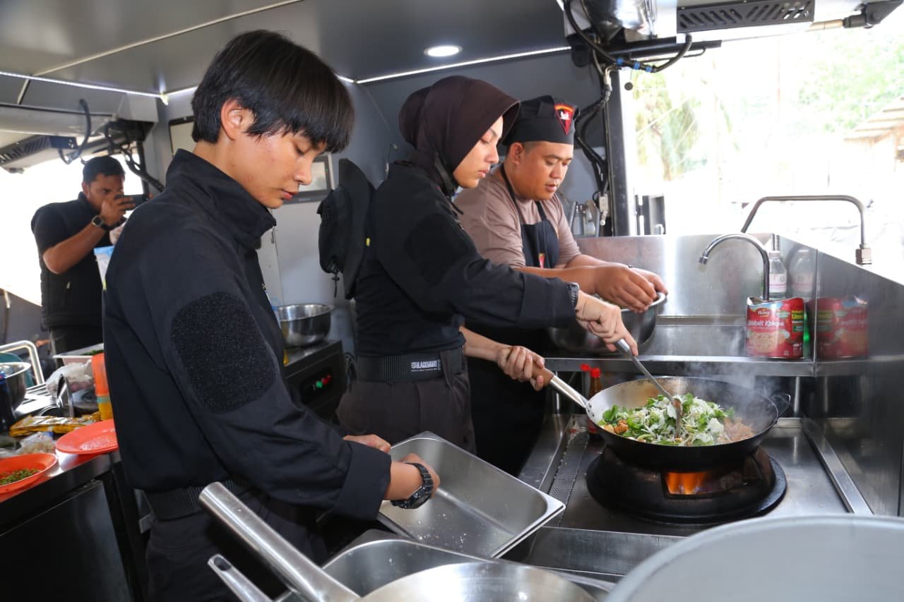 Foto: Hari ke-6 Latsitardanus 2026, Taruna Akpol Masak di Dapur Lapangan untuk Ratusan Warga Aceh Tamiang