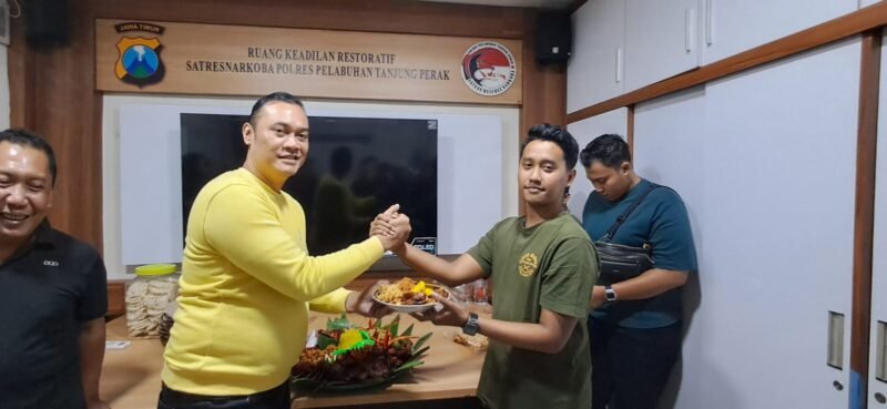 Foto: Kasat Resnarkoba Polres Pelabuhan Tanjung Perak Berikan Penghargaan kepada Lima Personel Berprestasi