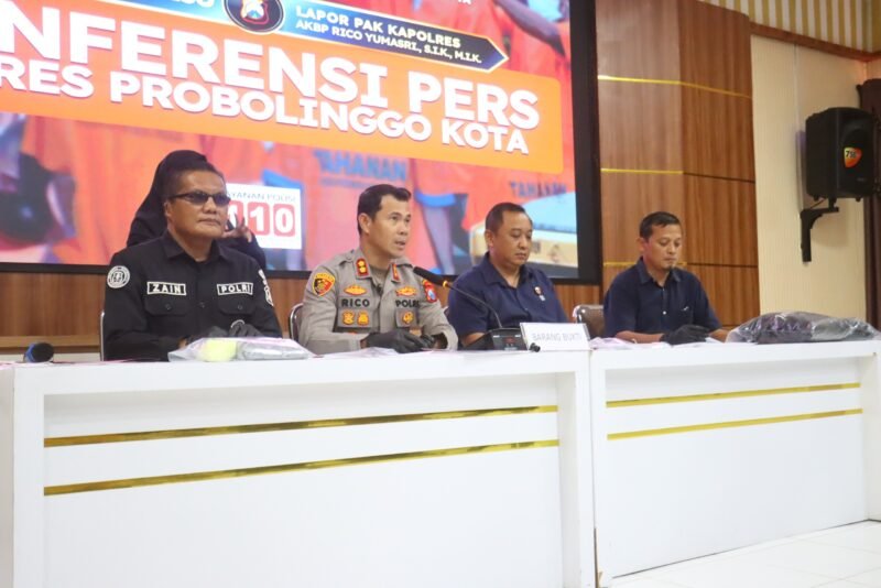 Foto: Satreskrim Polres Probolinggo Kota Polda Jatim mengamankan 5 orang tersangka kasus pelemparan bondet yang terjadi di kawasan Malioboro Mayangan Kota Probolinggo.