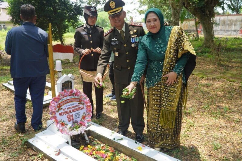 Dandim 1208/Sambas Hadiri Upacara Peringatan HUT RI ke-81 dan Ziarah Rombongan ke TMP Kabupaten Sambas