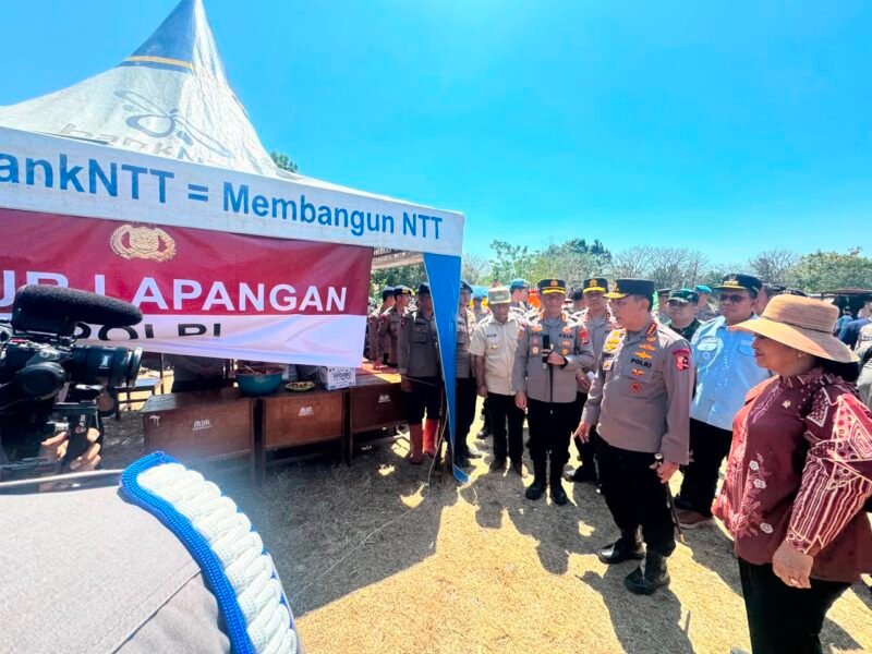 Polri Penanganan Gempa NTT, Kapolri Tinjau Lokasi Terdampak Serahkan Bantuan