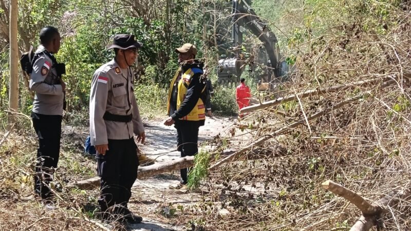 Personel Polri Buka Akses Jalan Terdampak Longsor Menuju Dusun Nitung di Palue