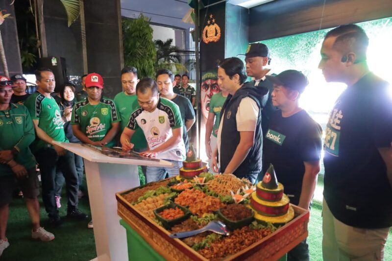 Keterangan Foto: Kapolrestabes Surabaya Kombes Pol Dr. Luthfie Sulistiawan saat meresmikan Posko Bonek Disaster Response Team (BDRT) di Jalan Mayjend Sungkono, Surabaya, sekaligus mempererat sinergi bersama komunitas Bonek dan masyarakat.
