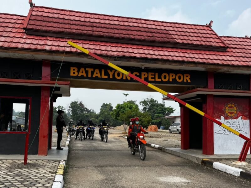 Keterangan foto: Personel Satbrimob Polda Jambi bersama instansi terkait saat melaksanakan patroli terpadu di kawasan konservasi gajah Kabupaten Tebo untuk memantau habitat satwa sekaligus mengantisipasi karhutla.