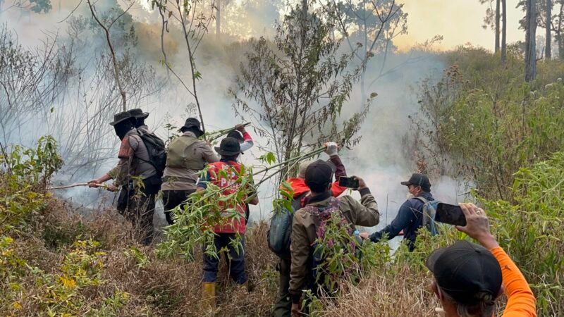 Keterangan Foto: Tim gabungan Polres Batu bersama instansi terkait dan relawan melakukan penanganan kebakaran hutan dan lahan (karhutla) di kawasan Gunung Buthak, Kabupaten Malang.