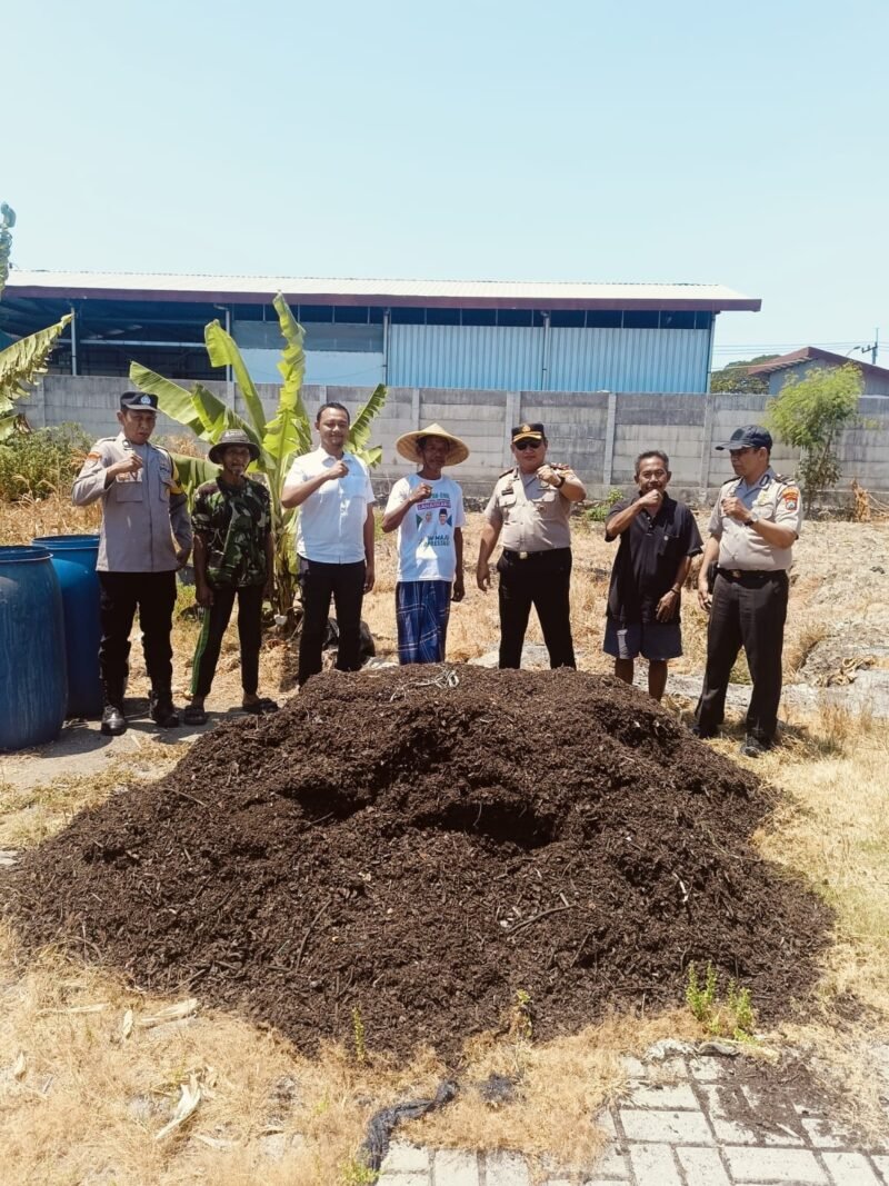 Keterangan Foto: Personel Polsek Kenjeran bersama kelompok tani dan PPL saat menyerahkan bantuan dua kubik pupuk kompos untuk mendukung pertumbuhan tanaman jagung di lahan ketahanan pangan Tambak Wedi, Surabaya.