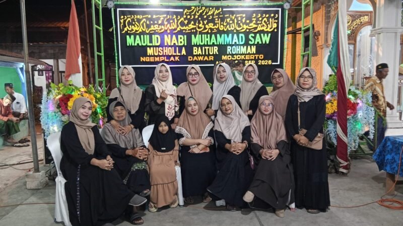 Keterangan Foto:
Warga Dusun Ngemplak, Desa Randegan, Kecamatan Dawarblandong, Kabupaten Mojokerto, bersama panitia dan tokoh masyarakat mengikuti persiapan serta doa bersama menjelang peringatan Maulid Nabi Muhammad SAW 1448 H.