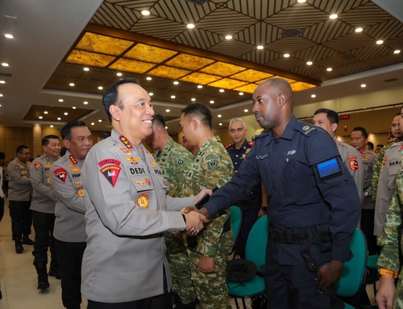 Keterangan Foto: Wakapolri Komjen Pol. Dedi Prasetyo saat memberikan pembekalan kepada 322 personel Satgas Edukasi, Penyuluhan dan Pencegahan Karhutla gelombang kedua di Lapangan Bhara Daksa STIK PTIK Lemdiklat Polri, Jakarta.