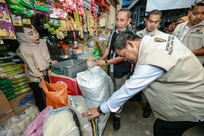 Keterangan Foto:
Satgas Pangan Polda Jatim bersama Bulog dan Disperindag Jatim melakukan sidak dan mengecek harga serta ketersediaan beras premium di Pasar Pucang, Surabaya.
