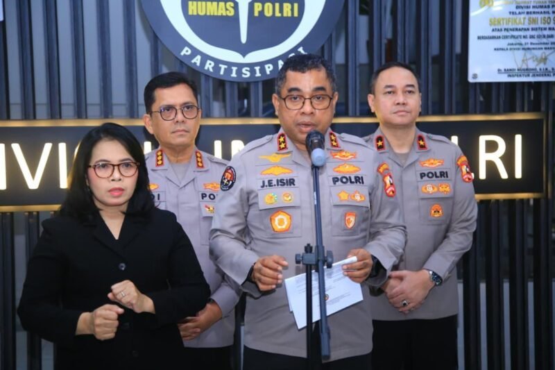 Keterangan Foto:
Personel Polri menggunakan kendaraan Armored Water Cannon (AWC) untuk membersihkan abu vulkanik di sejumlah ruas jalan terdampak erupsi Gunung Anak Krakatau.