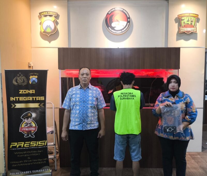 Keterangan Foto: Polisi menunjukkan barang bukti sabu dan sejumlah perlengkapan yang diamankan dari kamar kontrakan di kawasan Sambikerep, Surabaya.