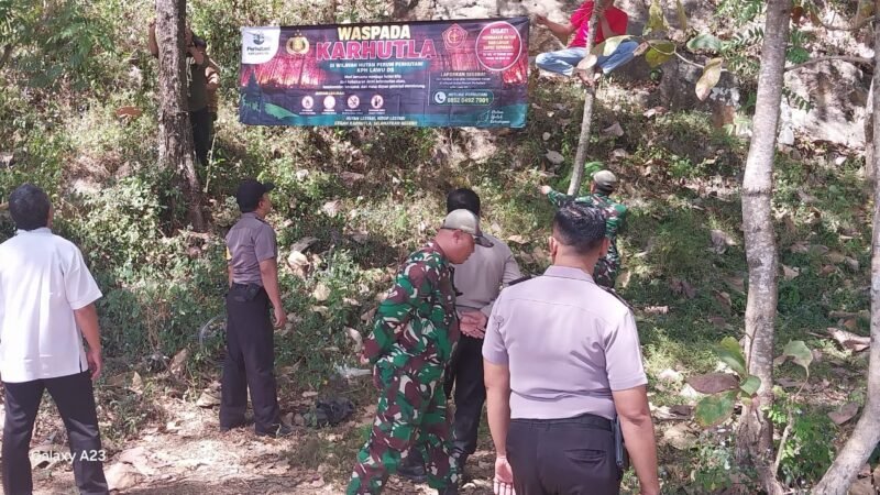 Keterangan Foto:
Petugas gabungan Polres Ponorogo bersama TNI dan Perhutani saat melaksanakan patroli dan menyisir kawasan hutan rawan kebakaran di Kecamatan Slahung, Ponorogo, Senin (7/9/2026), sebagai upaya mencegah terjadinya karhutla.