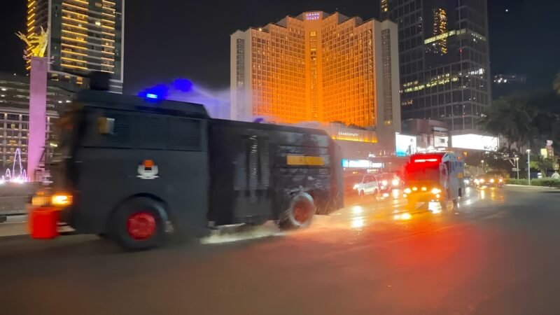 Keterangan foto:
Personel Polri mengerahkan kendaraan Armoured Water Cannon (AWC) untuk membasahi ruas jalan yang terdampak endapan abu vulkanik erupsi Gunung Anak Krakatau sekaligus membagikan masker kepada masyarakat