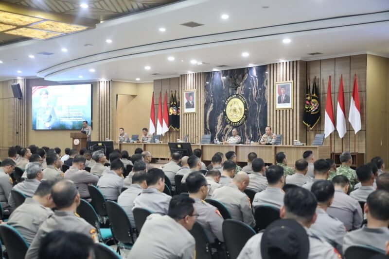 Keterangan Foto:
Sejumlah personel Polri mengikuti pembekalan sebelum diterjunkan ke empat wilayah prioritas untuk memperkuat edukasi dan pencegahan kebakaran hutan dan lahan (Karhutla).