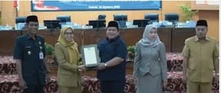 Keterangan Foto: Ketua DPRD Kabupaten Demak Zayinul Fata memimpin Rapat Paripurna Ke-28 dan Ke-29 Masa Sidang II Tahun 2026 di Gedung DPRD Kabupaten Demak, Senin (24/8/2026). Rapat tersebut membahas penyerahan Raperda Perubahan APBD 2026 dan Raperda APBD 2027.