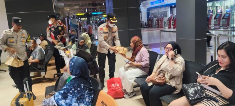 Keterangan Foto:
Personel Polresta Bandara Soekarno-Hatta bersama stakeholder membagikan snack dan minuman gratis kepada pengguna jasa di area Terminal 2 Bandara Soekarno-Hatta, Tangerang, Minggu (6/9/2026).
