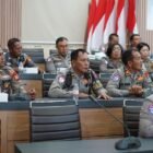 Keterangan Foto:
Karo Ops Polda Bali Kombes Pol. Sulistijono, S.I.K., M.H., memimpin Tactical Wall Game (TWG) sebagai bagian dari persiapan pengamanan IAWP Conference 2026 di Rupatama Polda Bali, Senin (7/9/2026).