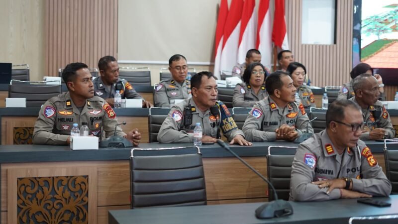 Keterangan Foto:
Karo Ops Polda Bali Kombes Pol. Sulistijono, S.I.K., M.H., memimpin Tactical Wall Game (TWG) sebagai bagian dari persiapan pengamanan IAWP Conference 2026 di Rupatama Polda Bali, Senin (7/9/2026).