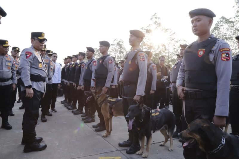 Keterangan Foto: Wakapolri Komjen Pol. Dedi Prasetyo memimpin Apel Gelar Pasukan Kesiapan Menghadapi Bencana dan Konflik Sosial Tahun 2026 di Cikeas, Jawa Barat, Senin (7/9/2026). Apel tersebut menjadi bagian dari upaya Polri memperkuat kesiapsiagaan, mitigasi, dan pencegahan dalam menghadapi bencana maupun konflik sosial.