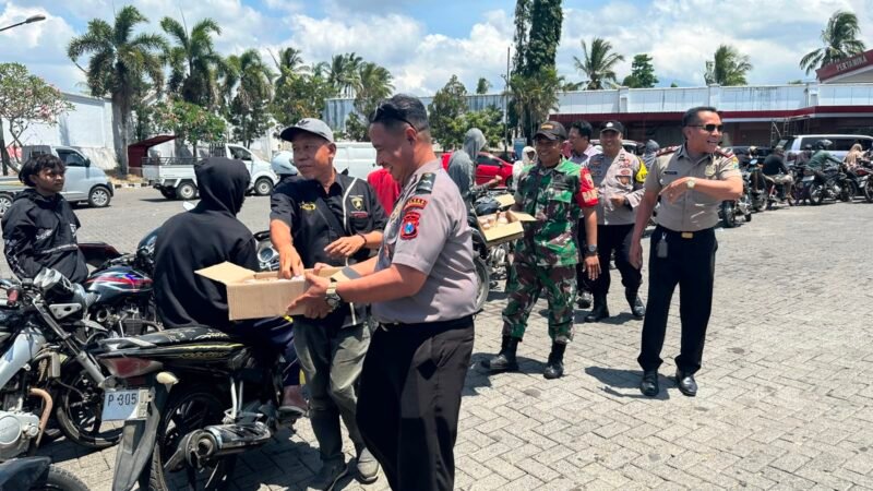Keterangan Foto:
Personel Polres Bondowoso membagikan air minum gratis kepada warga yang tengah mengantre BBM di salah satu SPBU wilayah Bondowoso, Selasa (8/9/2026), sebagai bentuk kepedulian dan pelayanan humanis kepada masyarakat.