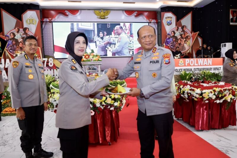Keterangan Foto: Kapolda Jawa Timur Irjen Pol. Drs. Nanang Avianto, M.Si. menyampaikan arahan kepada jajaran Polisi Wanita (Polwan) dalam peringatan Hari Jadi ke-78 Polwan RI di Gedung Mahameru Polda Jatim, Surabaya, Selasa (8/9/2026).