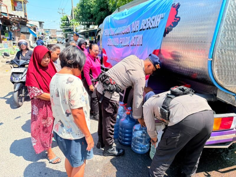 Keterangan foto:
Personel Brimob Polda Jatim menyalurkan bantuan air bersih kepada warga terdampak kemarau di wilayah Surabaya, Gresik, dan Sidoarjo.