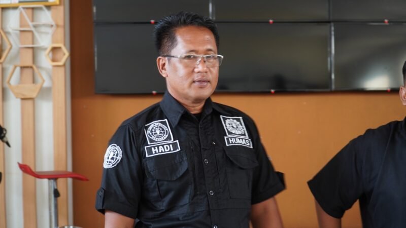 Keterangan Foto: Polisi mengamankan tiga orang yang diduga terlibat dalam kasus pencurian dan penadahan sepeda motor di wilayah Wiyung, Surabaya
