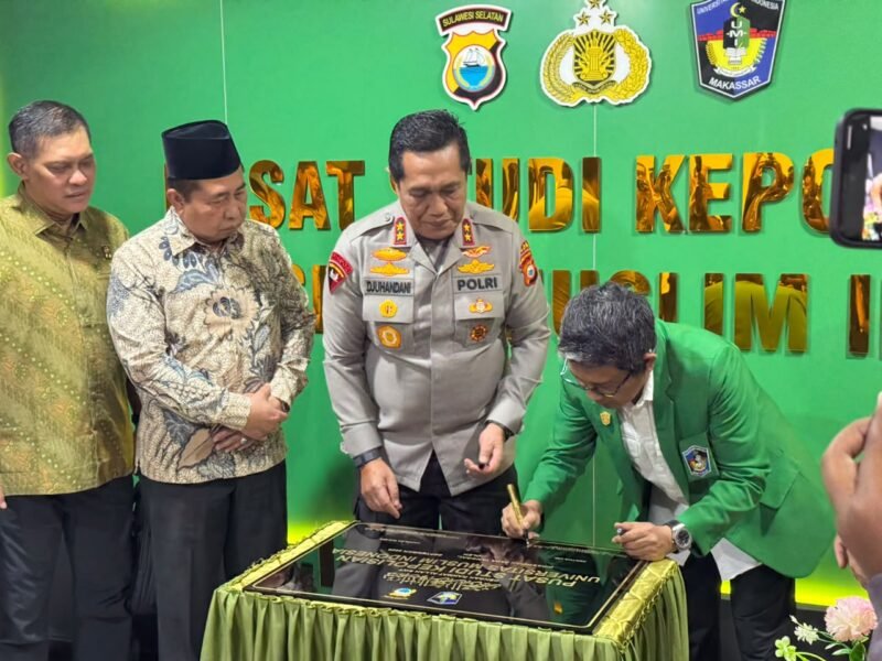Keterangan Foto: Wakapolri Komjen Pol. Prof. Dr. Dedi Prasetyo menyampaikan sambutan secara virtual saat peresmian Pusat Studi Kepolisian Universitas Hasanuddin (Unhas) di Makassar, Rabu (9/9/2026). Kegiatan tersebut menjadi bagian dari penguatan kolaborasi Polri dan perguruan tinggi dalam mengembangkan ilmu kepolisian berbasis penelitian dan pengetahuan.