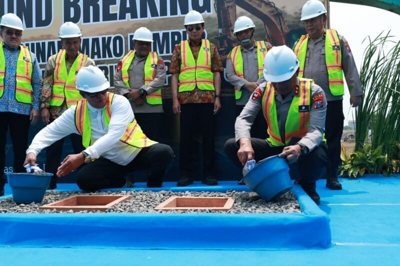 Keterangan foto: Kapolda Jatim Irjen Pol Nanang Avianto bersama jajaran saat menghadiri peletakan batu pertama pembangunan Mako Kompi 2 Batalyon B Pelopor Satbrimob Polda Jatim di Pasuruan, Rabu (9/9/2026).
