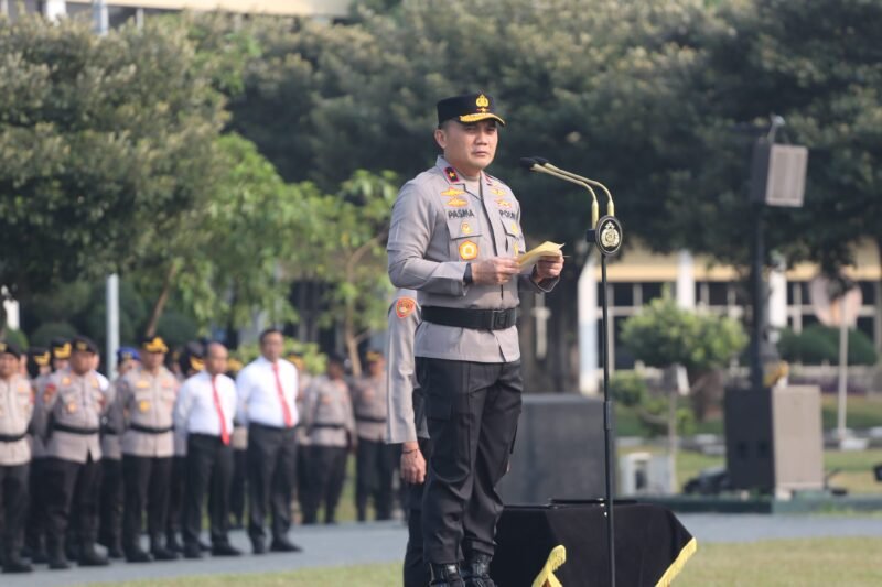 Keterangan Foto:
Wakapolda Jatim Brigjen Pol Pasma Royce memimpin upacara peringatan Hari Olahraga Nasional (Haornas) ke-43 Tahun 2026 di Lapangan Mapolda Jatim, Surabaya, Rabu (9/9/2026). Upacara tersebut menjadi momentum untuk mendorong budaya hidup aktif dan bugar di lingkungan Polri serta masyarakat.