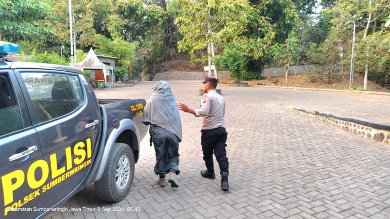 Keterangan Foto: Tim gabungan Polres Bondowoso bersama pengelola basecamp dan relawan mengevakuasi tiga pendaki Gunung Raung melalui jalur Sumberwringin setelah salah seorang pendaki mengalami hipotermia.