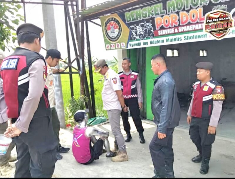 Keterangan Foto:
Petugas Satreskrim Polres Ngawi mengamankan dua tersangka pencurian mesin diesel alkon beserta barang bukti sepeda motor yang digunakan dalam aksi kejahatan.