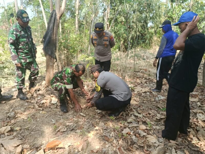 Personel Polsek Sambit bersama tim gabungan melaksanakan edukasi dan patroli kawasan hutan sebagai langkah pencegahan kebakaran hutan dan lahan di wilayah Kecamatan Sambit, Ponorogo.