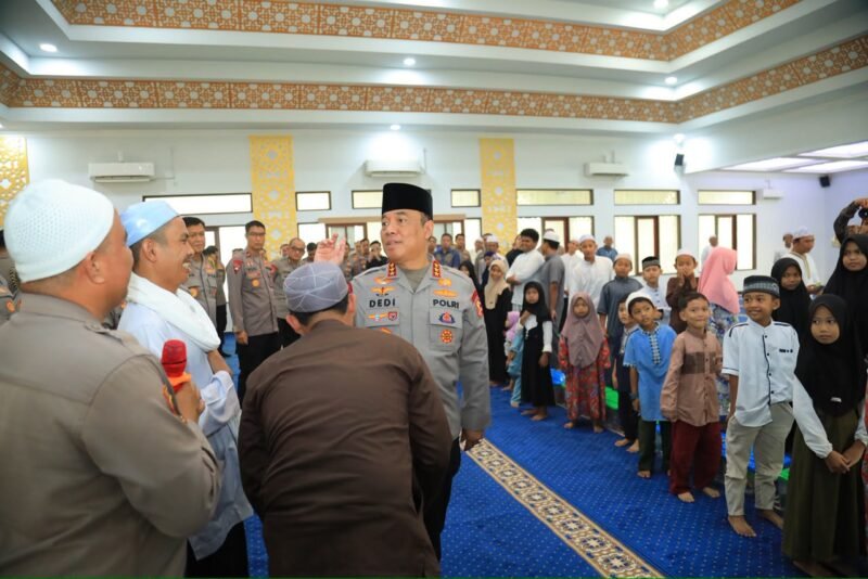 Wakapolri Komjen Pol. Dedi Prasetyo saat menyerahkan santunan kepada anak yatim dan kaum dhuafa di Masjid Natabel Jannah, Palangka Raya, Kalimantan Tengah, Jumat (11/9/2026).