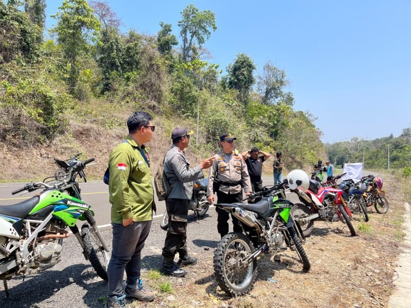 foto: Personel Polsek Bantur bersama unsur lintas sektor melakukan patroli dan penyisiran kawasan hutan BKPH Sengguruh untuk mengantisipasi potensi karhutla.