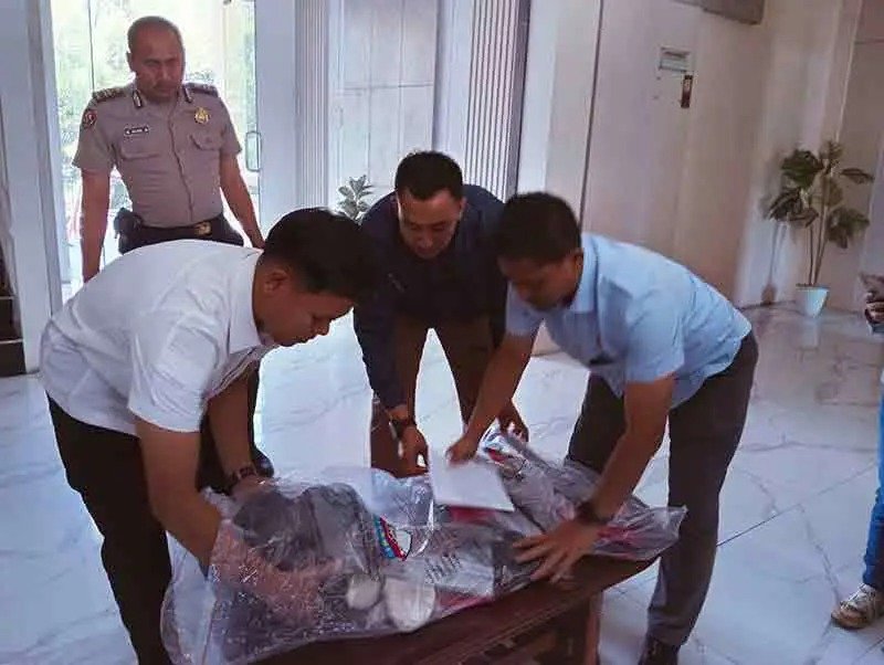 Polisi mengamankan wanita berinisial WLS (39), tersangka pembobolan rumah kosong lintas wilayah yang berhasil diungkap Satreskrim Polres Batu Polda Jatim.