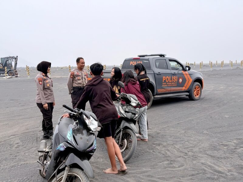 Foto: Personel Polres Probolinggo melakukan patroli dan pengamanan di akses menuju kawasan TNBTS untuk mengantisipasi wisatawan memasuki area yang ditutup akibat karhutla di kawasan Bromo.