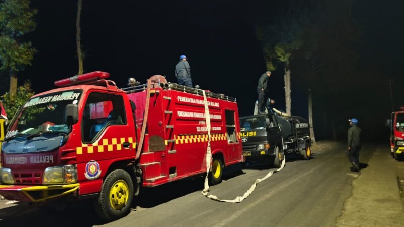 Foto: Petugas gabungan melakukan pemadaman dan pembuatan sekat jalur api untuk mencegah karhutla di kawasan Pos Jemplang, TNBTS, Kabupaten Malang.