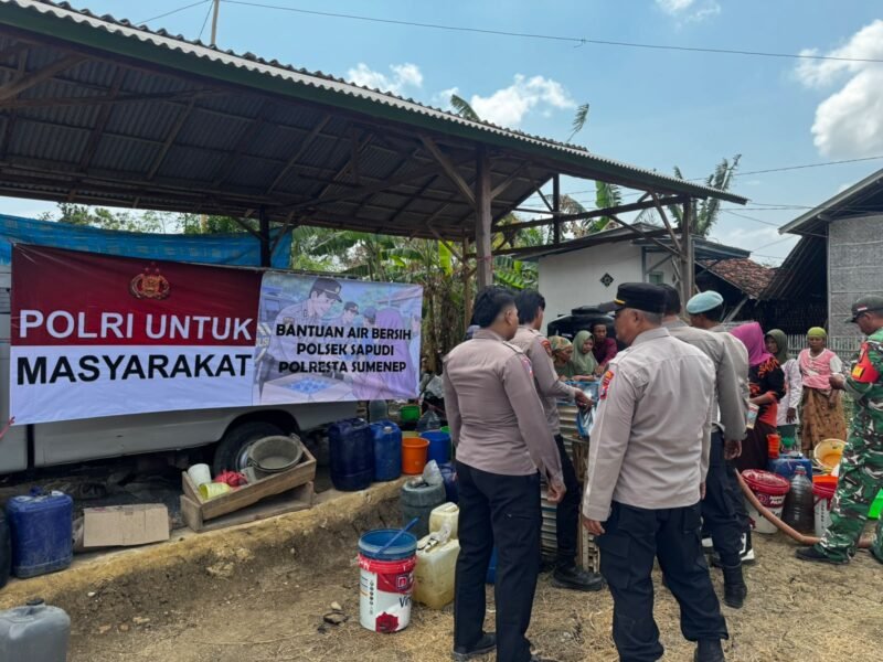 Petugas Polsek Sapudi Polresta Sumenep menyalurkan bantuan air bersih kepada warga Dusun Bakoan, Desa Gendang Barat, Kecamatan Gayam, yang terdampak kekeringan