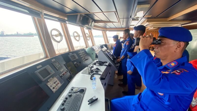 foto: Petugas gabungan memperkuat operasi SAR pencarian korban KM Virgo Transport 8 di perairan Kalimantan Selatan.
