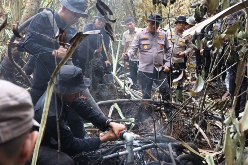 Personel gabungan Polda Riau menggunakan cairan X Fire dan drone khusus pemadam untuk menangani serta melakukan pendinginan lahan yang terdampak Karhutla di Desa Suka Mulya, Kecamatan Dayun, Kabupaten Siak.