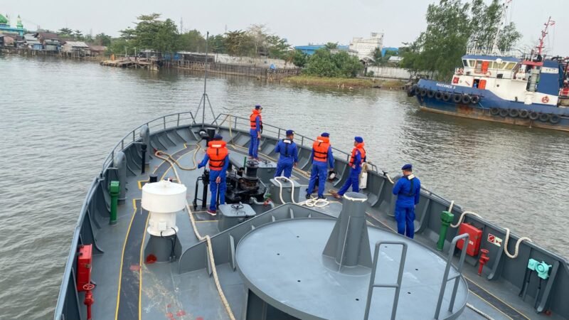 Gelombang Tinggi Tak Surutkan Pencarian, Kapal Polri Sisir Laut Cari Korban KM Virgo Transport 8