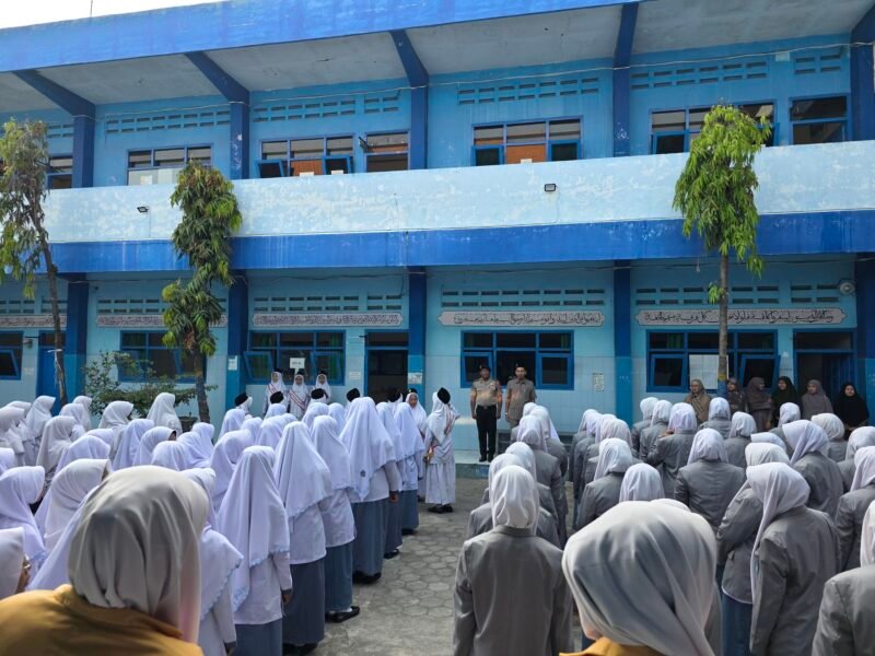 Police Goes to School Serentak, Polres Lamongan Tanamkan Kesadaran Hukum Pelajar
