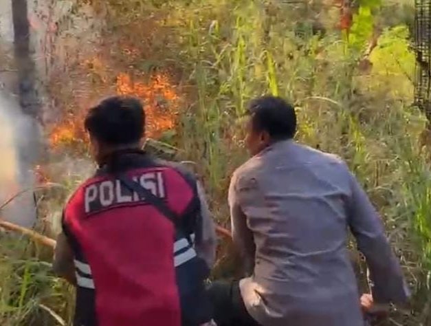 Polres Magetan Bersama Tim Gabungan Perkuat Penanganan Karhutla di Lereng Gunung Lawu