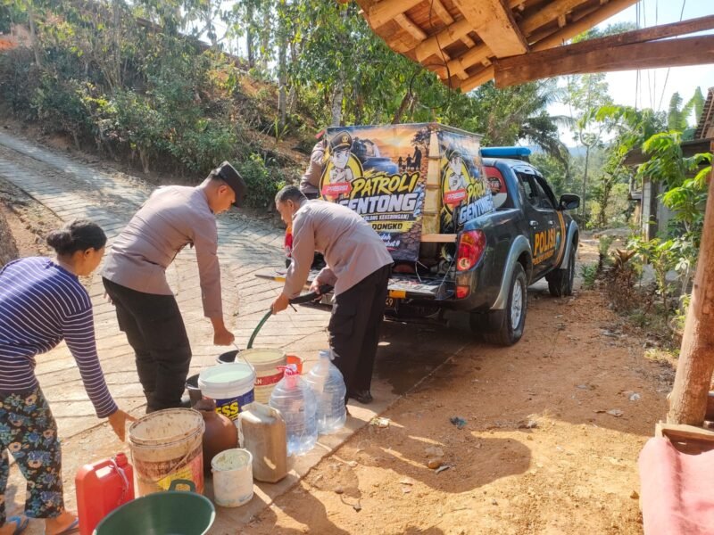 Patroli Gentong Polres Trenggalek Salurkan 3.450 Liter Air Bersih untuk Warga Terdampak Kemarau