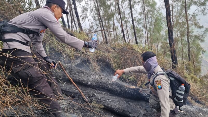 Tembus 1.800 MDPL, Tim Gabungan Polres Blitar Percepat Penanganan Karhutla Gunung Buthak