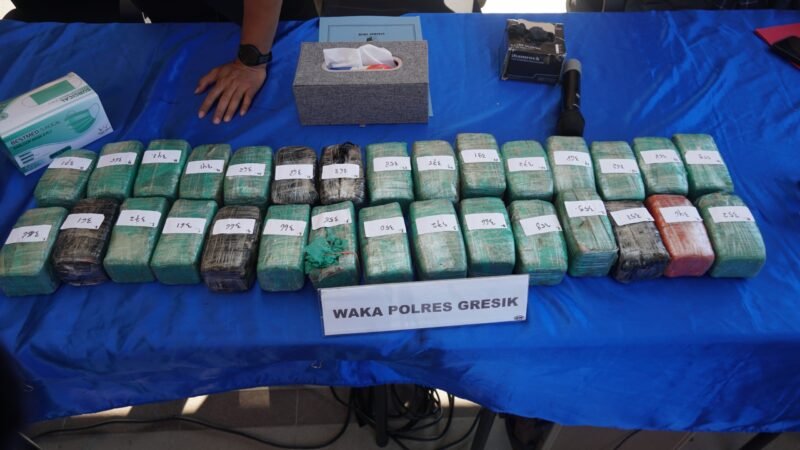 Polres Gresik Bongkar Modus Sembunyikan 10,8 Kg Ganja dalam Vespa di Gudang Ekspedisi