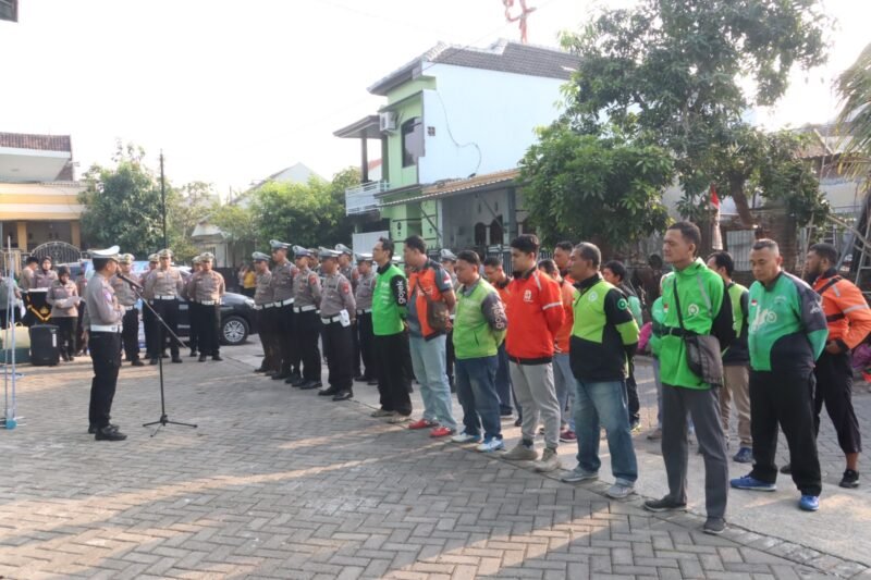Polres Mojokerto Beri SIM C Gratis Sembako Driver Ojol Foto: M.ROSIT/ISTIMEWA 