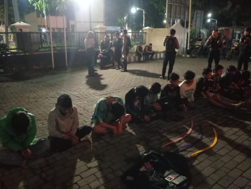 Polisi Gagalkan Rencana Tawuran di Kedung Cowek, 11 Remaja Diamankan Foto: M.ROSIT/ISTIMEWA 